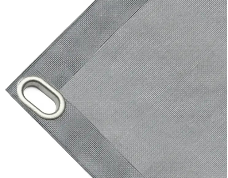 Telo copertura cassone in PVC alta tenacità, peso 280g/mq. Telo microforato, non impermeabile.  Colore grigio.  Occhielli ovali 40x20 mm